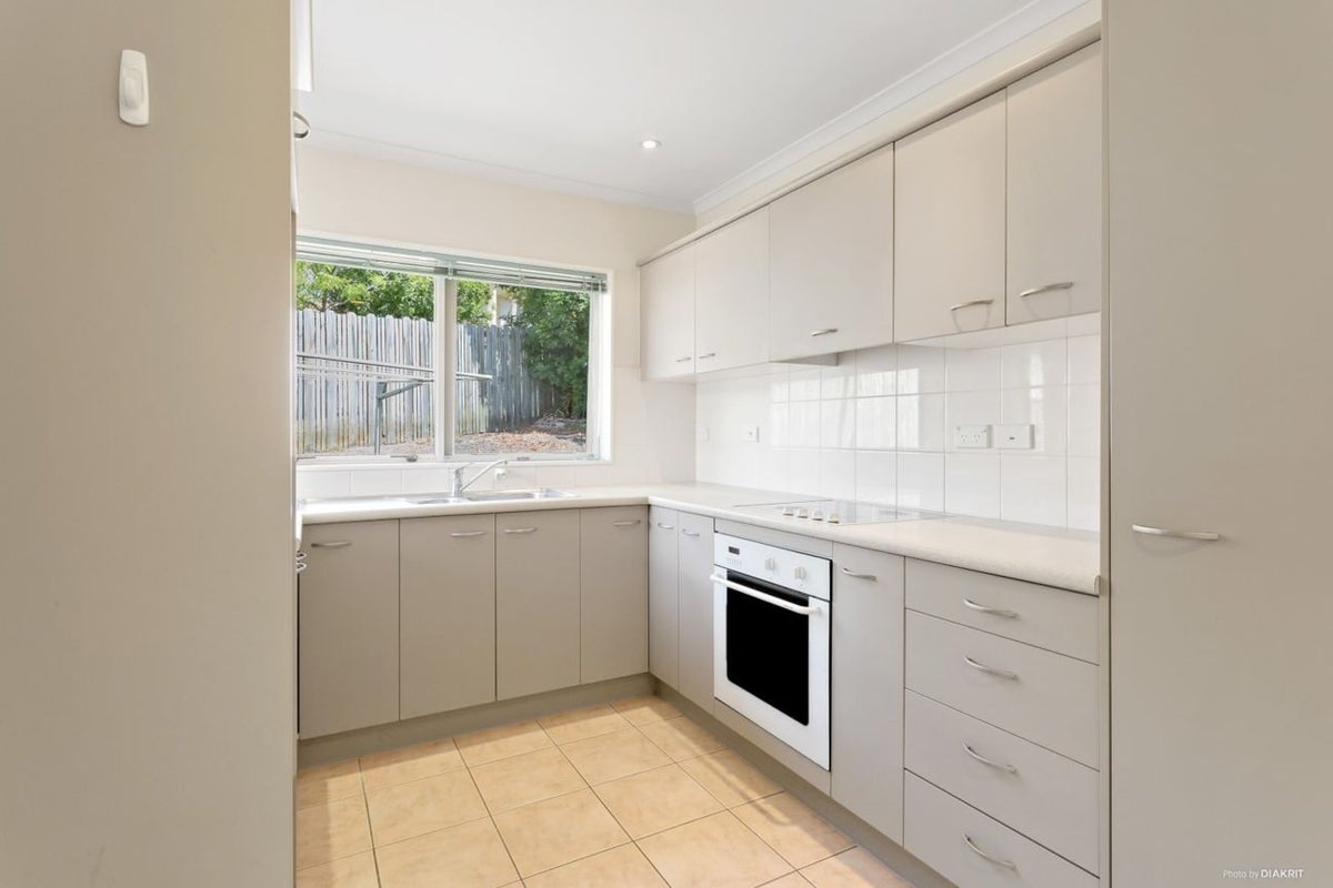 5 Landvale Court, Browns Bay, Auckland - Carousel 2
