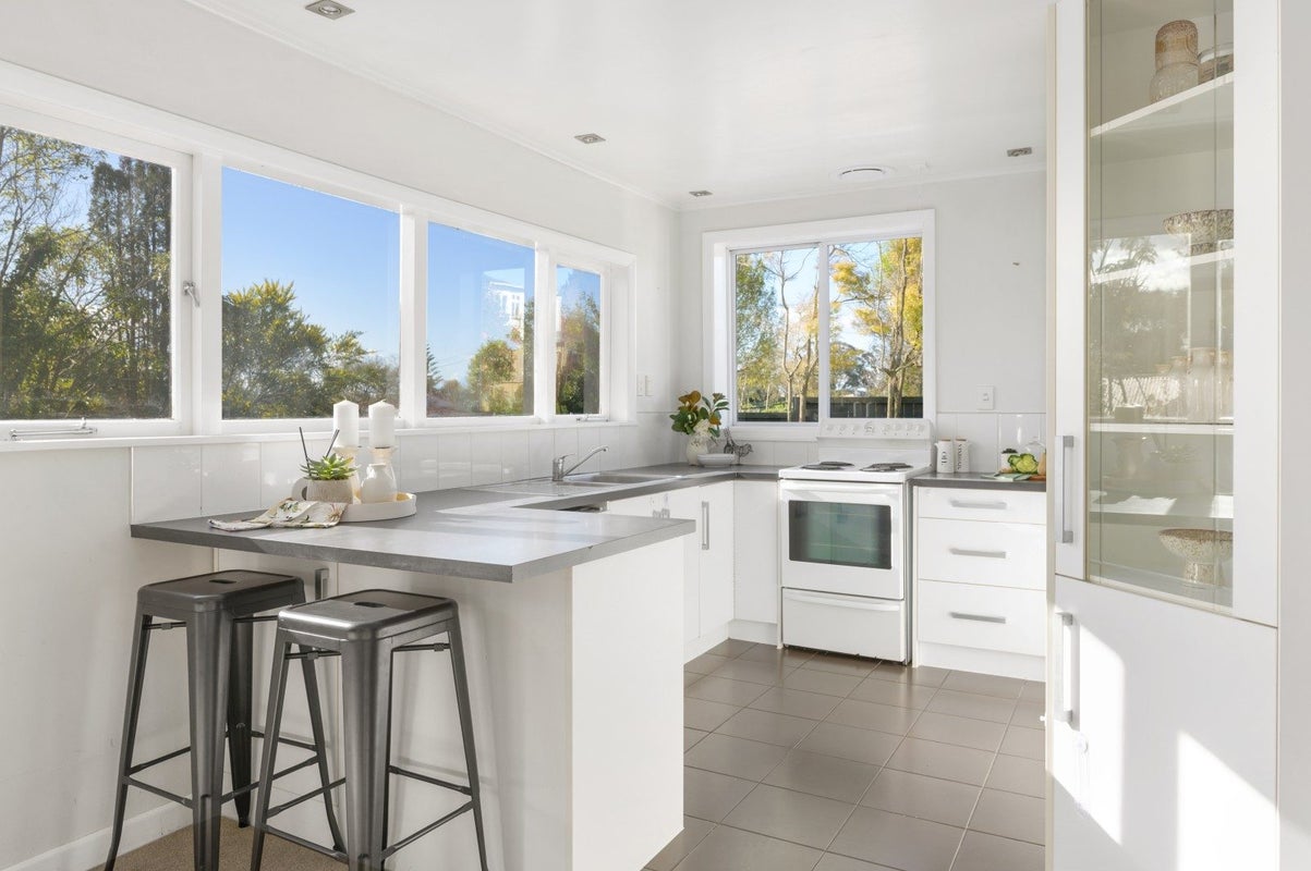 5 Moore Street, Forest Lake, Hamilton - Carousel 2