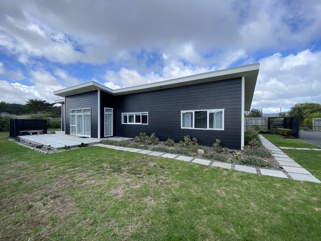 48/48A Kent Avenue, Waitarere Beach, Levin - Carousel 1