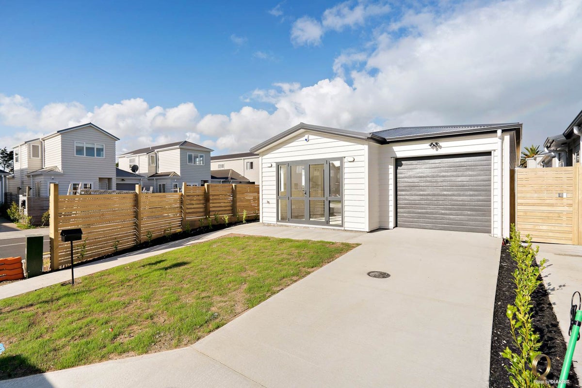 2 Divide Loop, Takanini, Auckland - Carousel 1