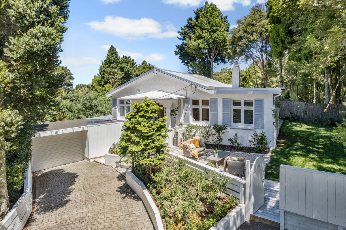 2 Minnehaha Avenue, Titirangi, Auckland - Carousel 1