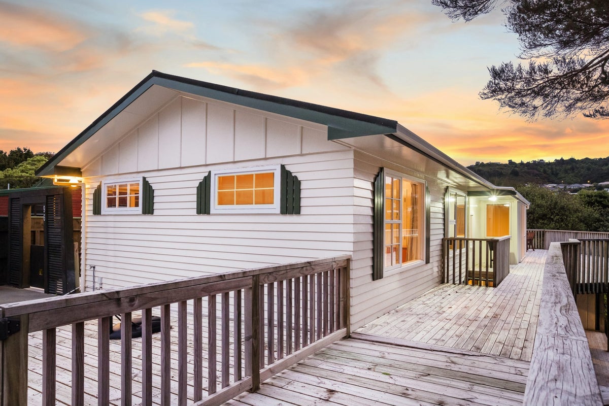 96 Leeward Drive, Whitby, Porirua - Carousel 1