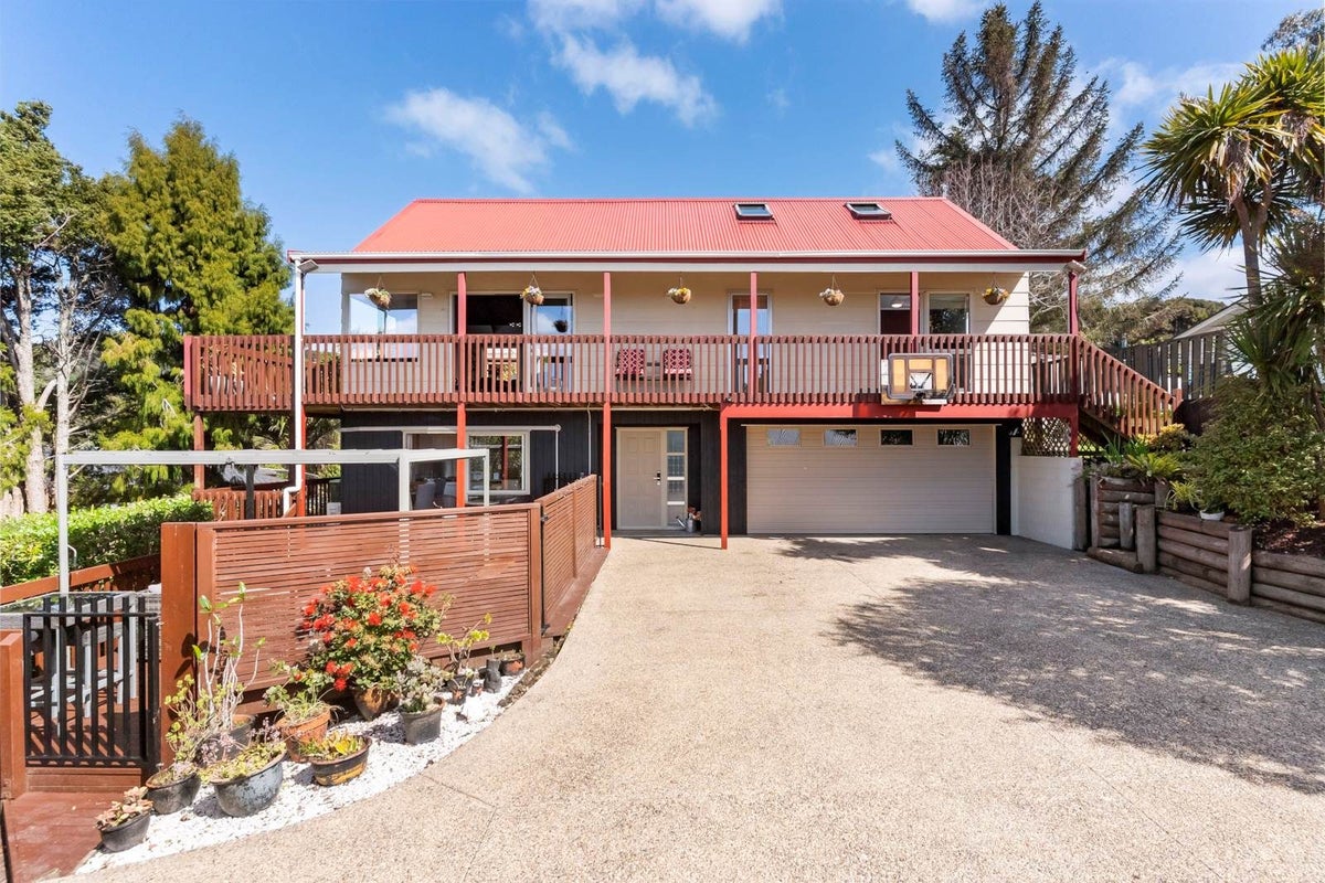 14 Longfellow Parade, Glen Eden, Auckland - Carousel 1