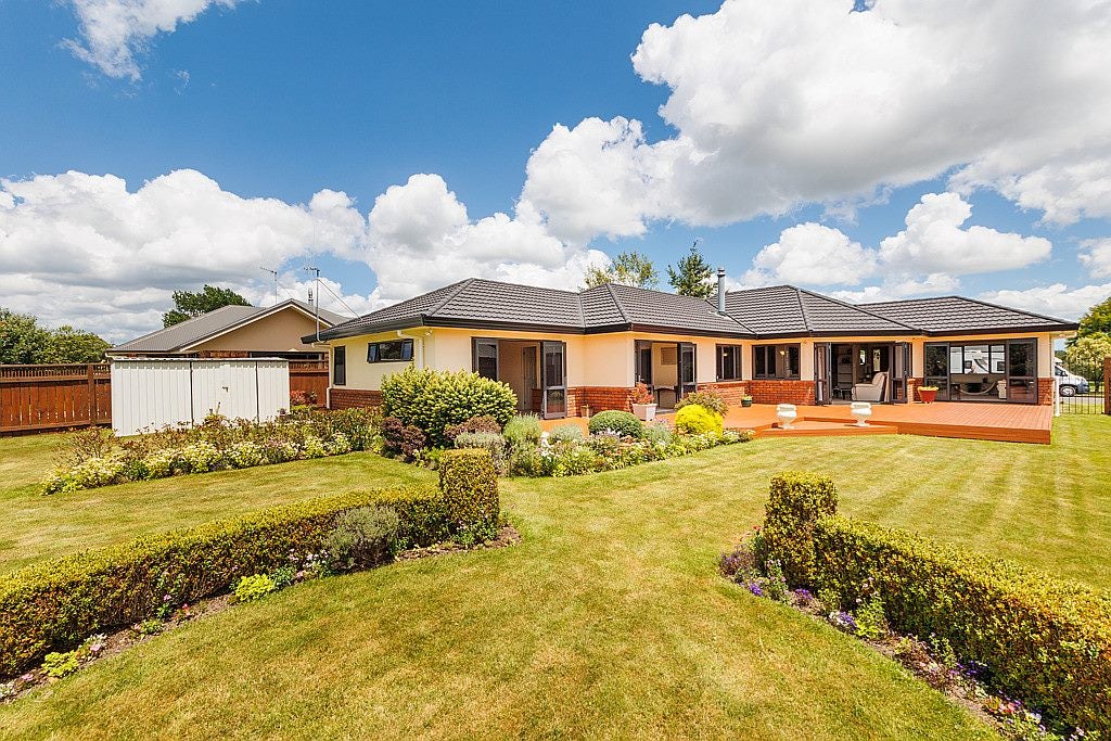 16 Sycamore Crescent, Fitzherbert, Palmerston North - Carousel 1