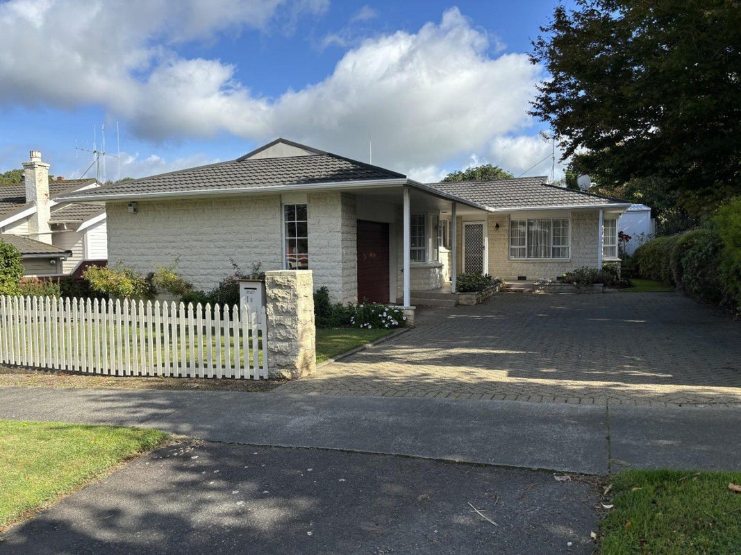 1B Brassey Road, Saint Johns Hill, Whanganui - Carousel 1
