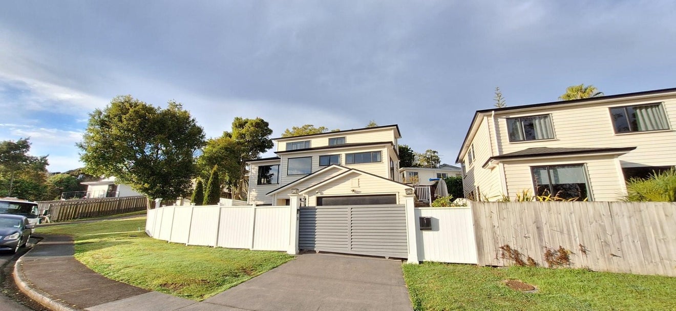 1 Classic Grove, Bayview, Auckland - Carousel 1