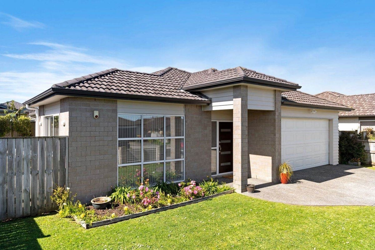 13 Dromoland Drive, Flat Bush, Auckland - Carousel 1