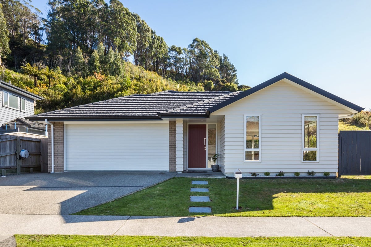 31 Banks Boulevard, Whitby, Porirua - Carousel 1