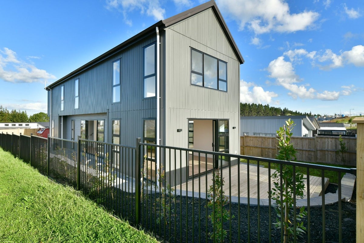 15 Makenu Crescent, Silverdale - Carousel 1