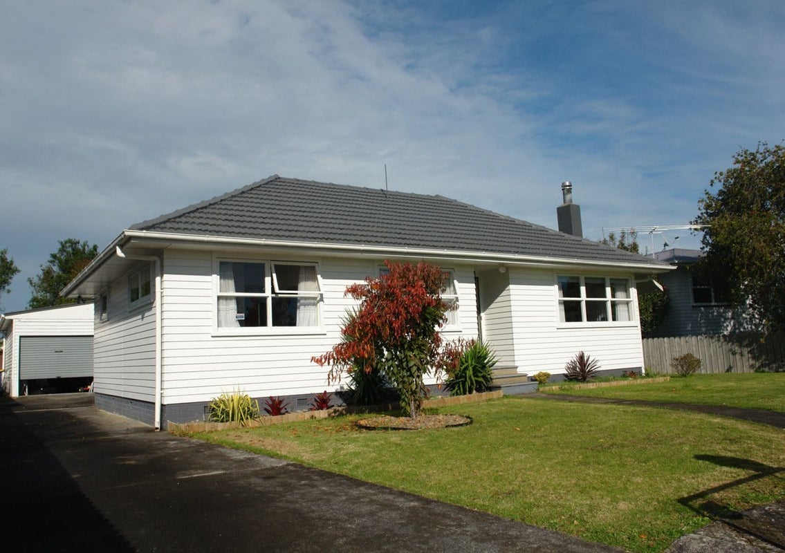 6 Hereford Street, Te Atatu Peninsula, Auckland - Carousel 1