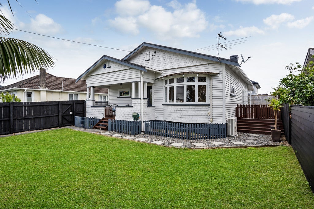 19 Crowther Street, Blockhouse Bay, Auckland - Carousel 1