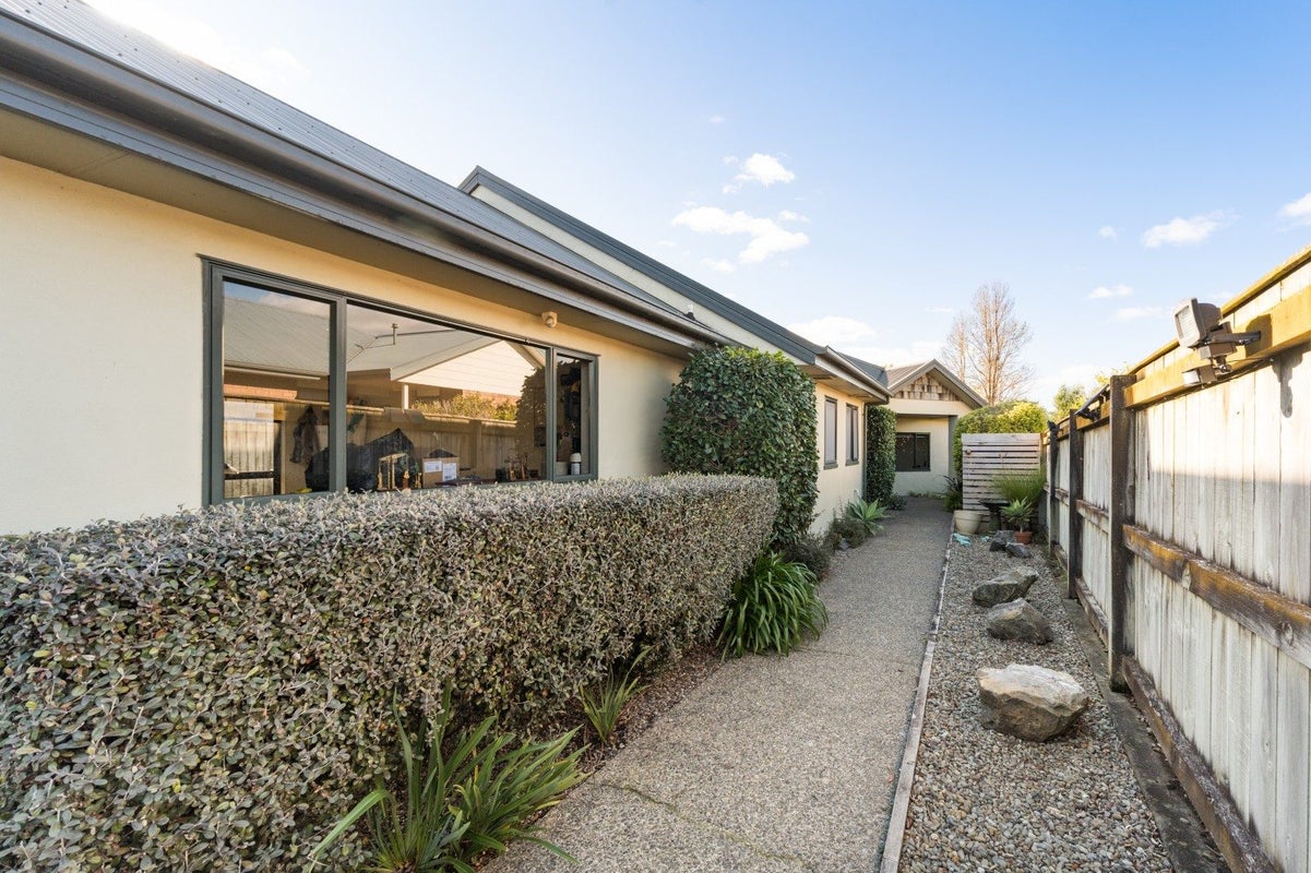 8 Greenwood Place, Fitzherbert, Palmerston North - Carousel 2