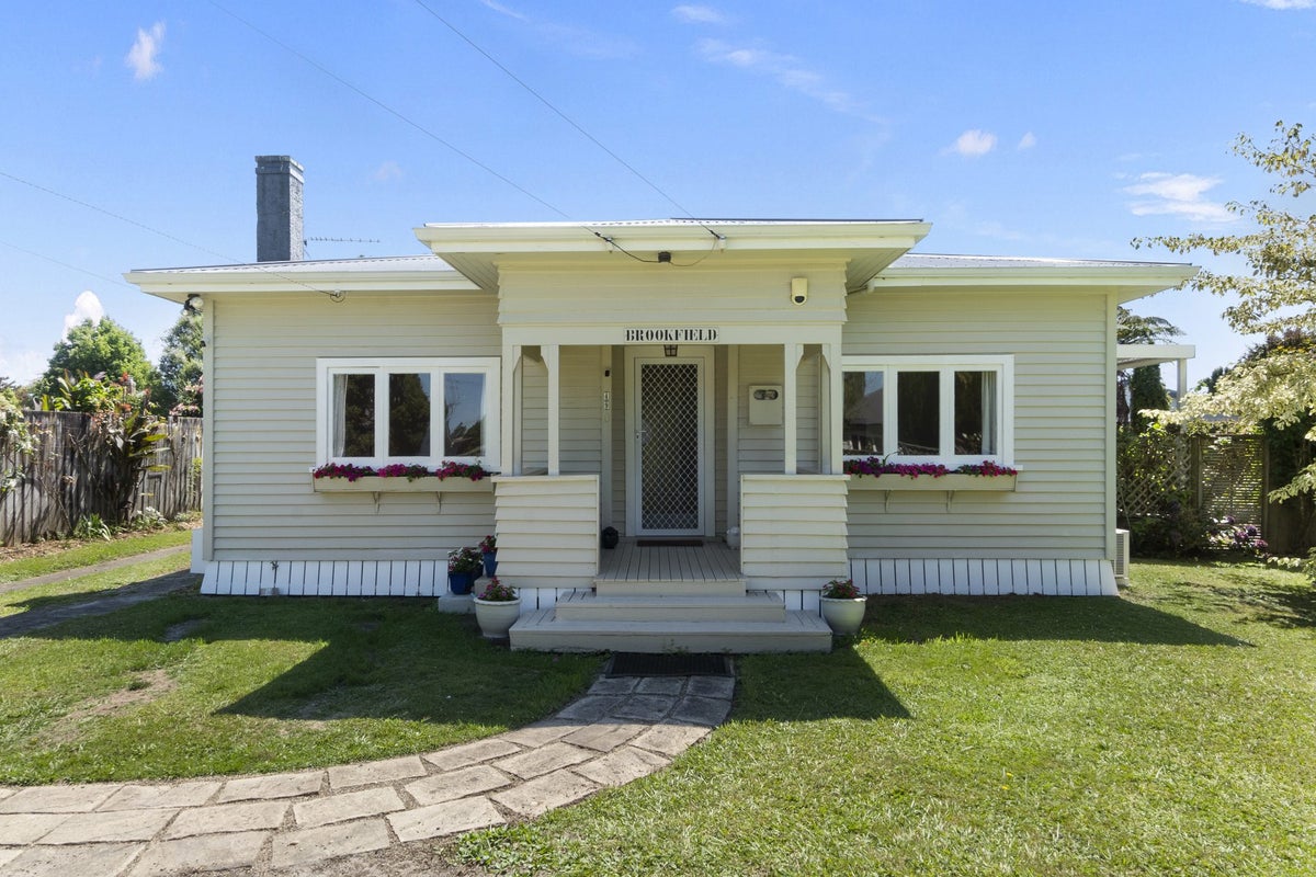 49 Brookfield Street, Hamilton East, Hamilton - Carousel 1