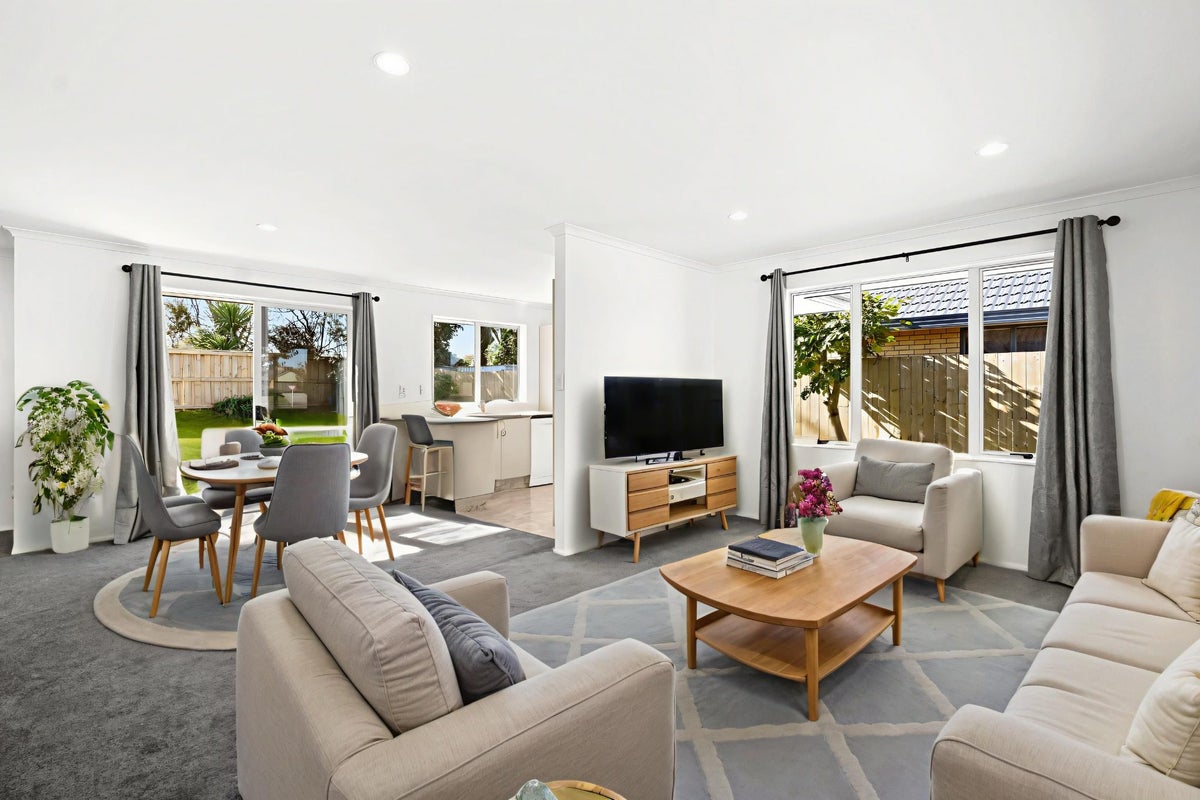 11 Chancery Close, Hamilton East, Hamilton - Carousel 2