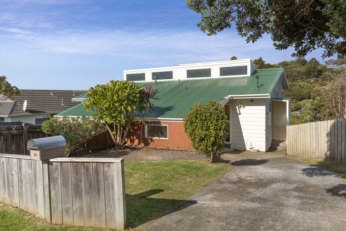 19A PARKINSON CL, WHITBY, PORIRUA - Carousel 1