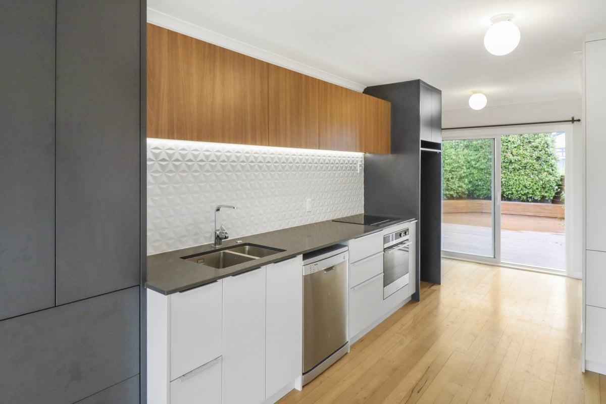 28 Wellesley Road, Mangere Bridge, Auckland - Carousel 2