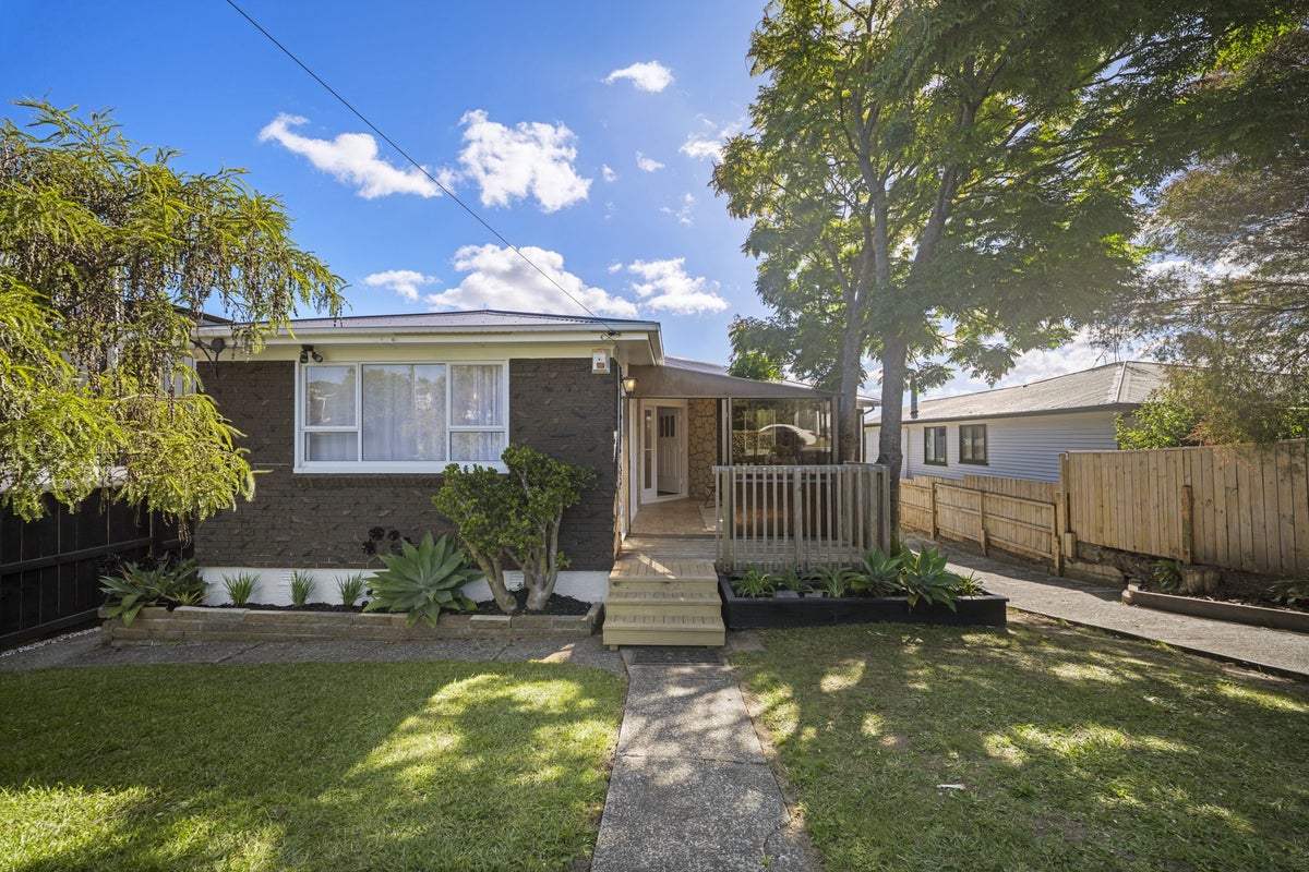 5 Springside Place, New Lynn, Auckland - Carousel 2