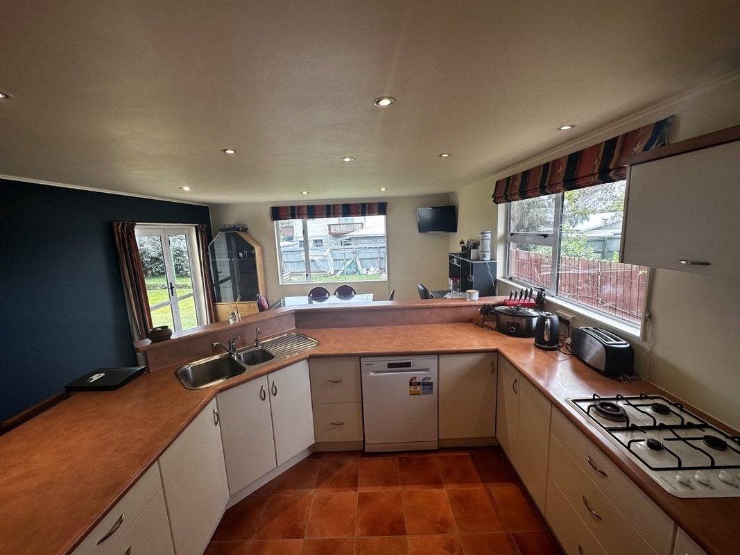 8 Alison Crescent, Renwick - Carousel 1