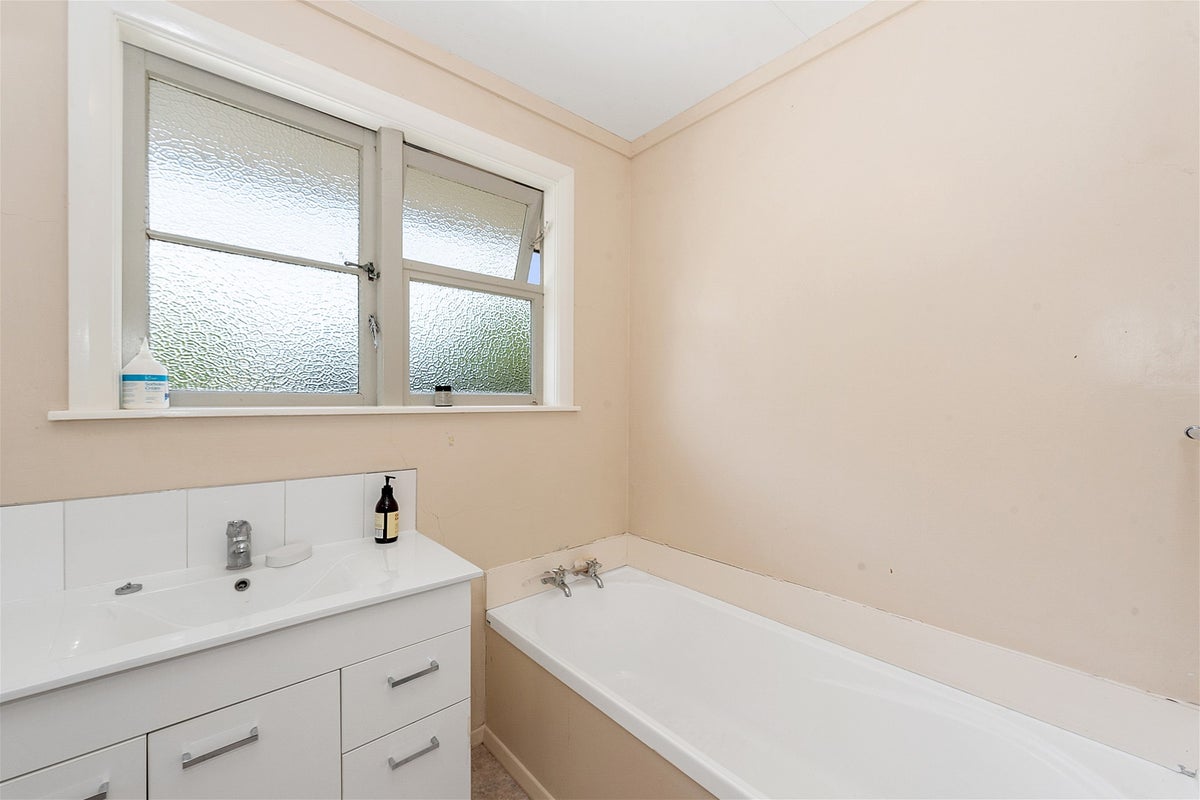 38 Casey Avenue, Fairfield, Hamilton - Carousel 2