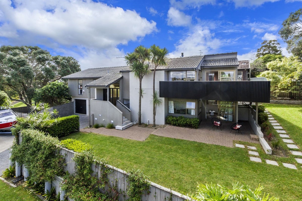 1 Busbridge Place, Hillcrest, Auckland - Carousel 2