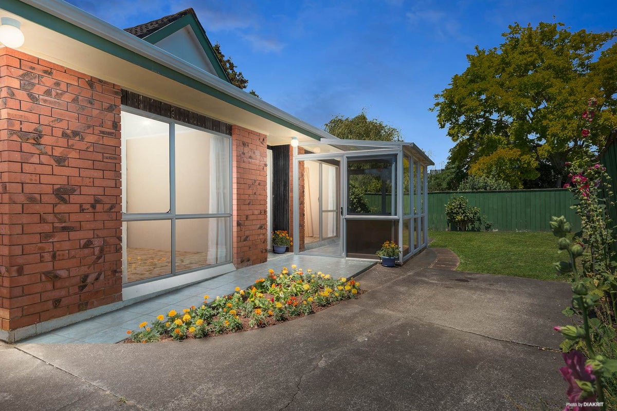 2/17 Vivian Wilson Drive, Eastern Beach, Auckland - Carousel 1