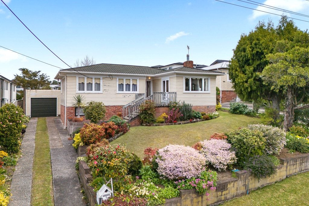 5 Valron Road, Te Atatu South, Auckland - Carousel 1