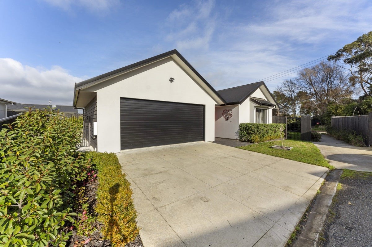 7 Butler Place, Fitzherbert, Palmerston North - Carousel 1