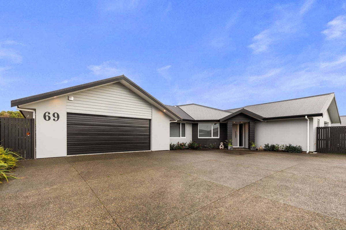 69 Johnstone Drive, Fitzherbert, Palmerston North - Carousel 2