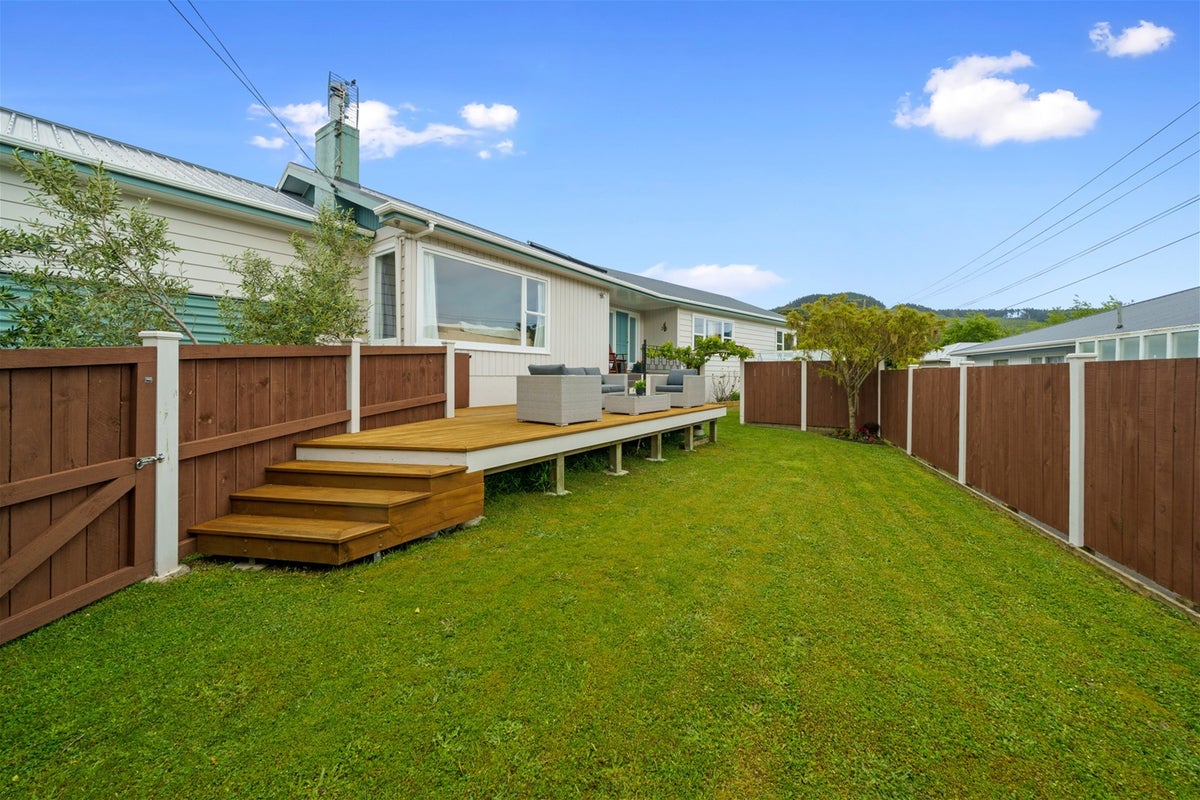 18 Saint Edmund Crescent, Tawa, Wellington - Carousel 1