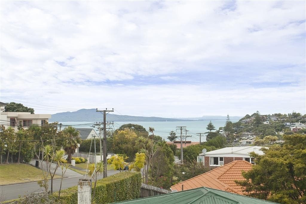 8 Scarboro Terrace, Murrays Bay, Auckland - Carousel 2