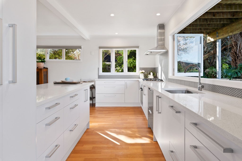 94 Kauri Point Road, Laingholm, Auckland - Carousel 2