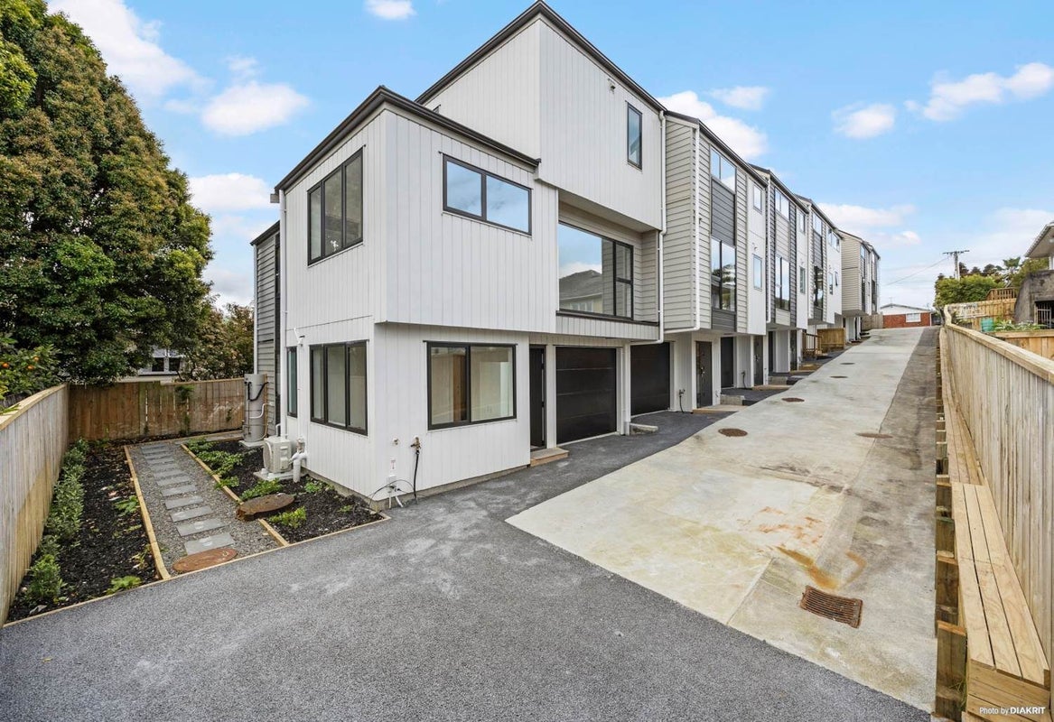 1/88 Te Atatu Road, Te Atatu South, Auckland - Carousel 1