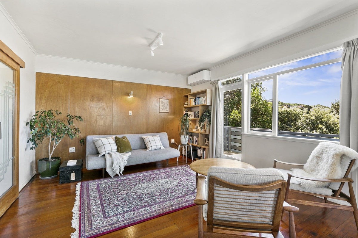 9 Southern Cross Crescent, Island Bay, Wellington - Carousel 2