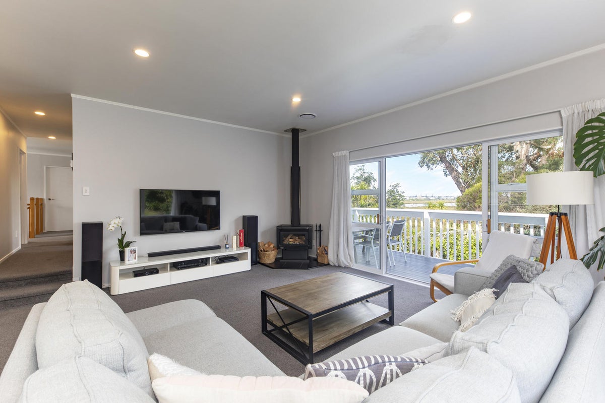 2/59 Jaemont Avenue, Te Atatū South, Auckland - Carousel 1