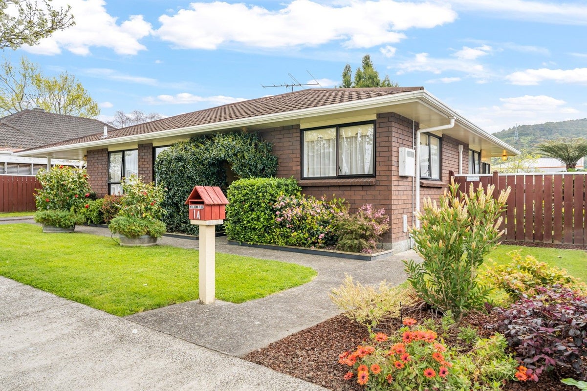 1A OAK ST, CENTRAL, UPPER HUTT - Carousel 1