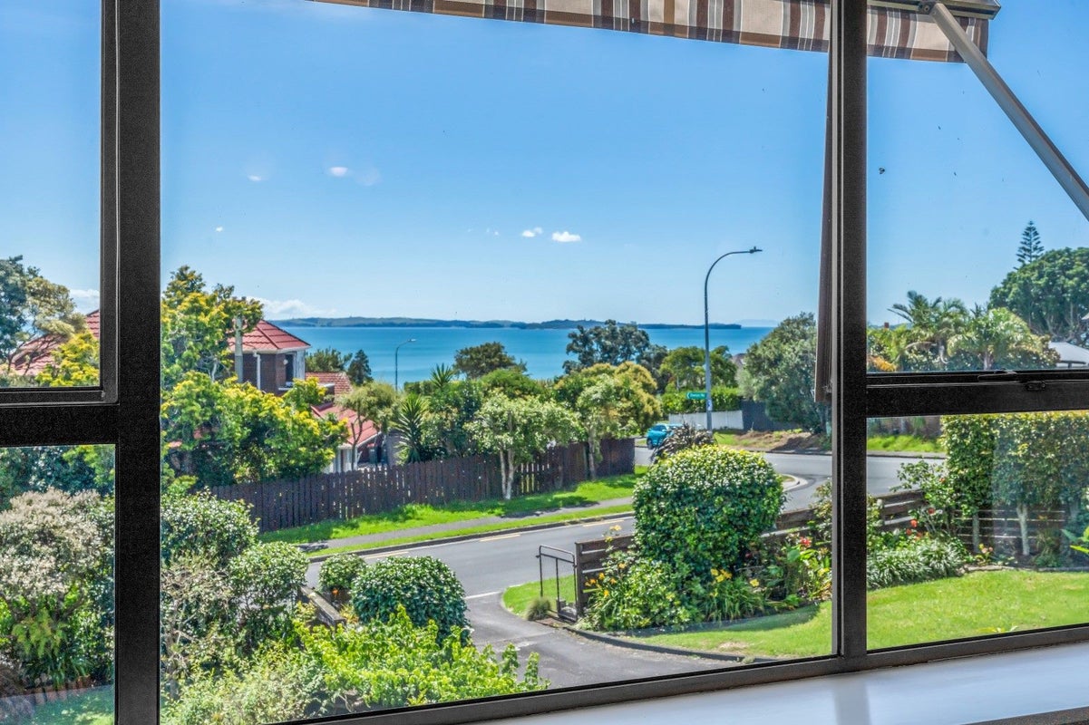 4 Evelyn Road, Cockle Bay, Auckland - Carousel 2