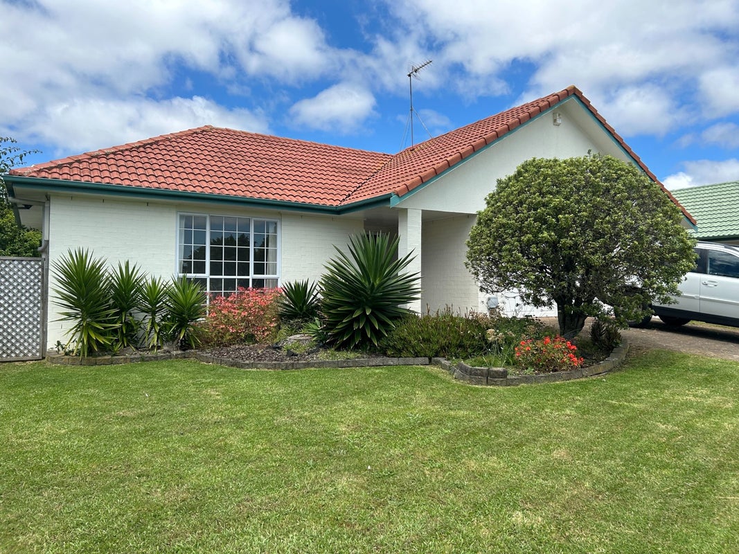 12 Palmcrest Grove, Highland Park, Auckland - Carousel 1