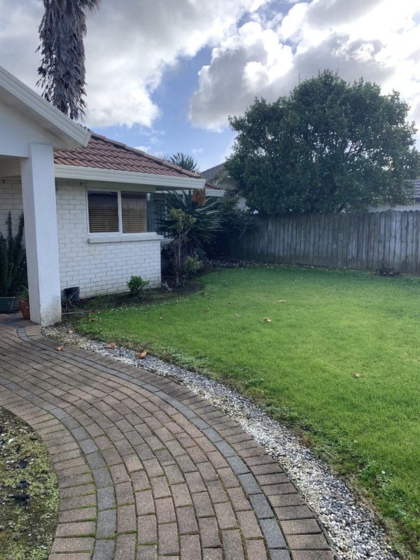 16 Arrathorne Place, Northpark, Auckland - Carousel 1