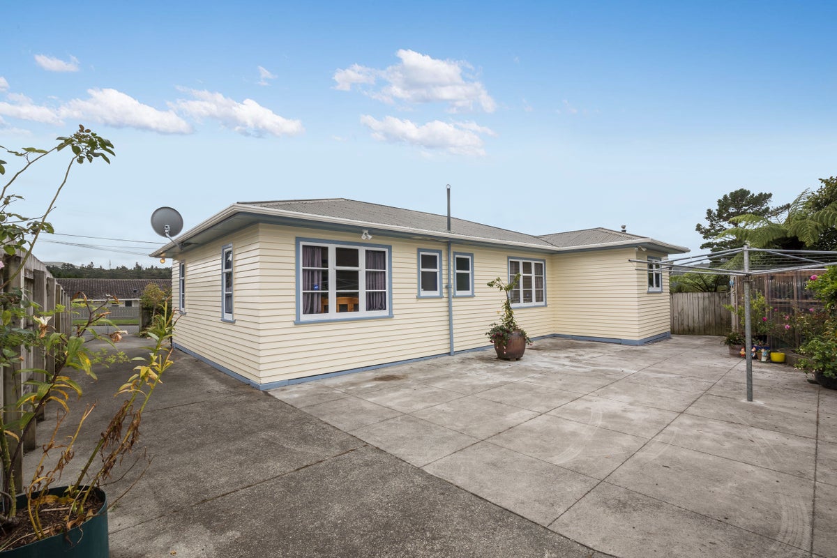 27 Amundsen Grove, Stokes Valley, Lower Hutt - Carousel 2