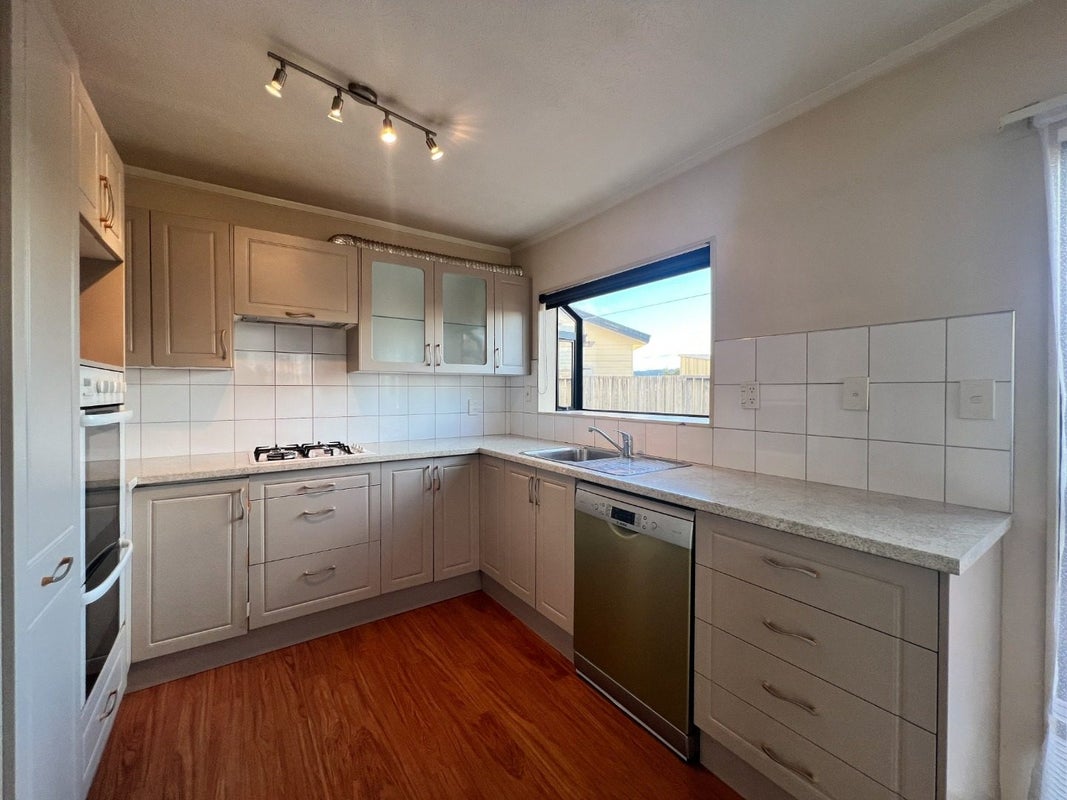 1 Northwood Close, Woodridge, Wellington - Carousel 2