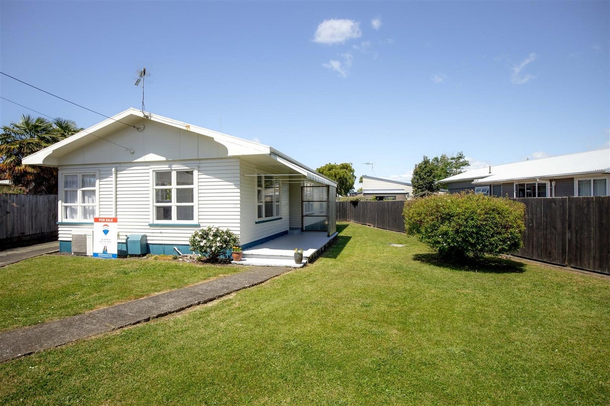 16 Nixon Street, Hamilton East, Hamilton - Carousel 1