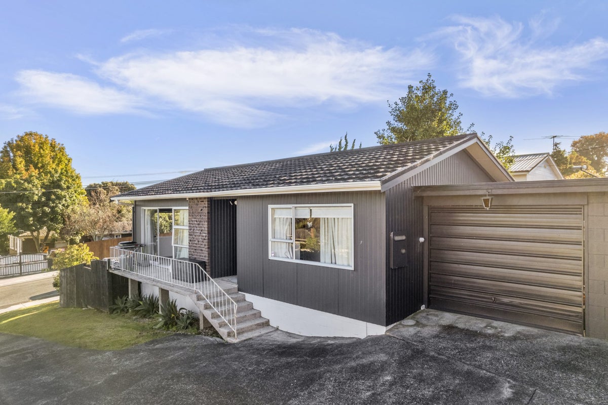 1/18A Sherwood Avenue, Te Atatu South, Auckland - Carousel 1