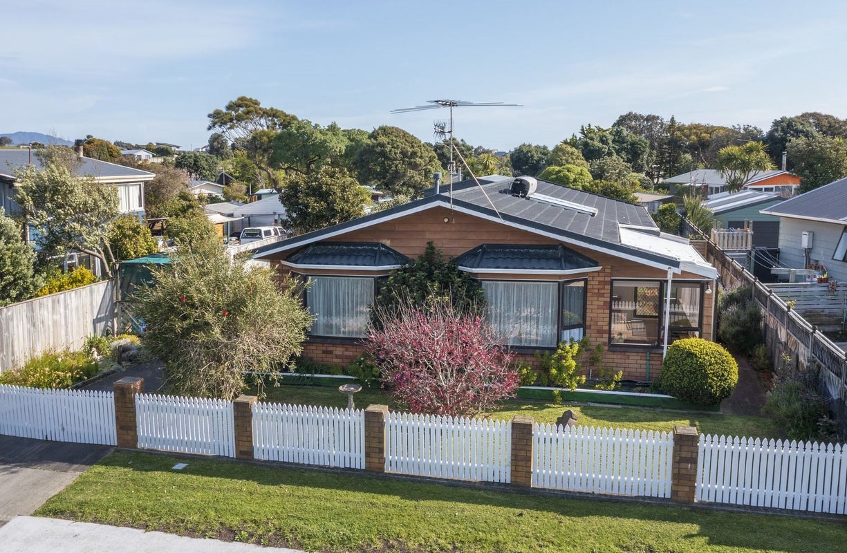 32 Eruini Street, Waikanae Beach, Waikanae - Carousel 23