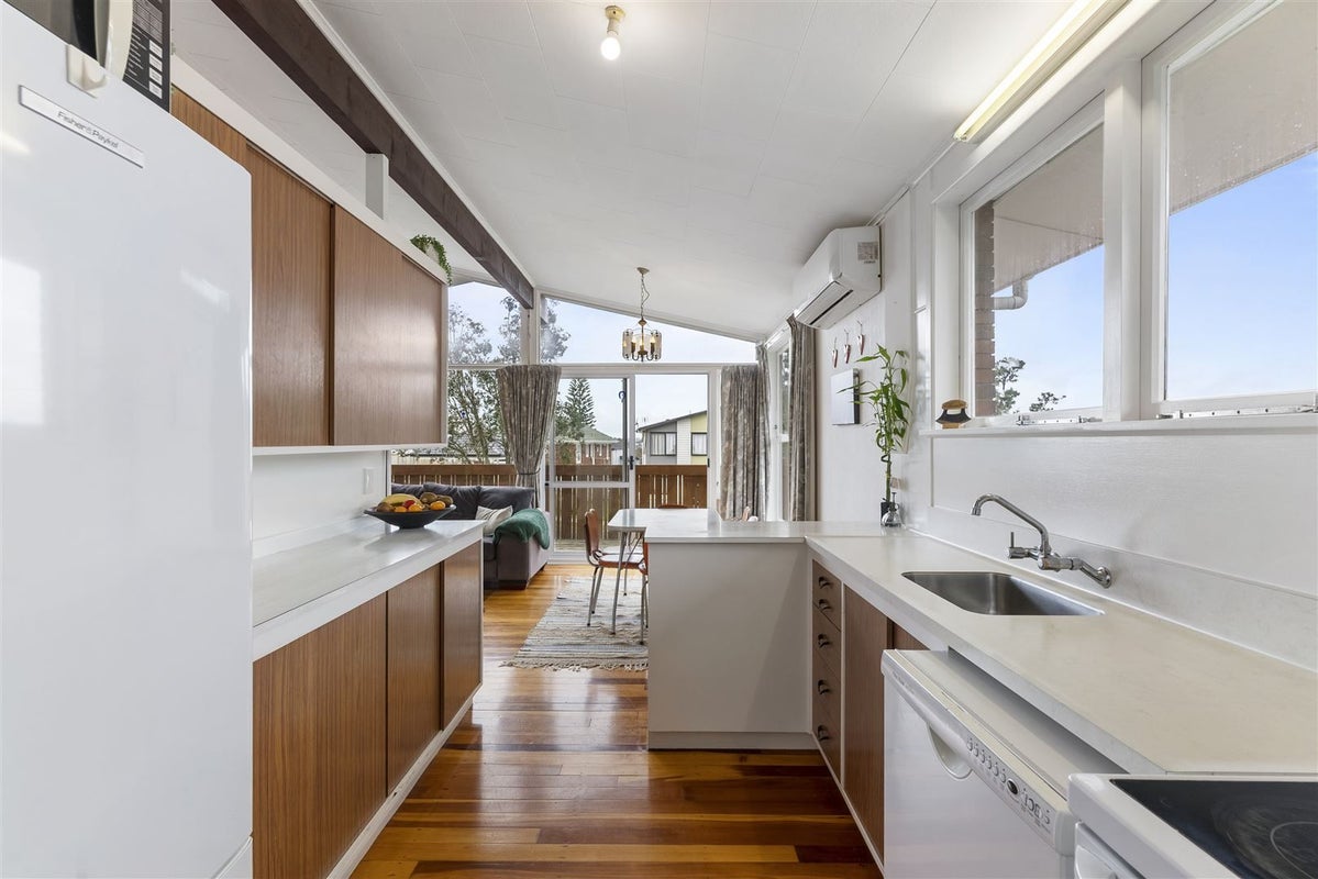 25 Chatsworth Crescent, Pakuranga Heights, Auckland - Carousel 2