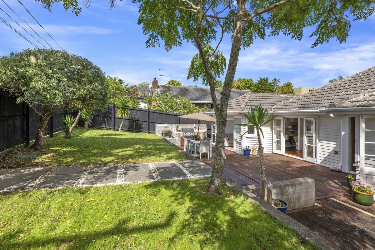 1/10 Selwyn Crescent, Forrest Hill, Auckland - Carousel 1