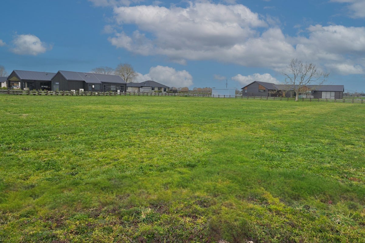2/120 Pilot Drive, NGAHINAPOURI - Carousel 5