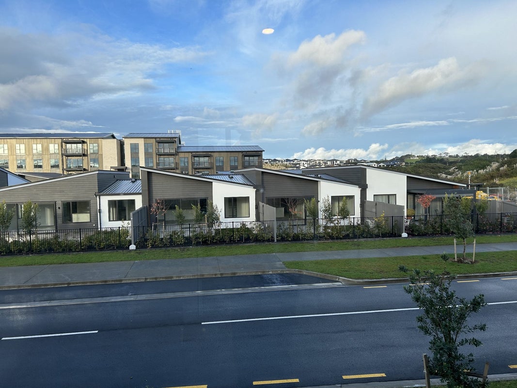 2/8 Unga Place, Beachlands, Auckland - Carousel 1