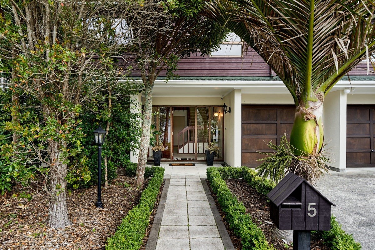 5 Achilles Close, Tawa, Wellington - Carousel 1
