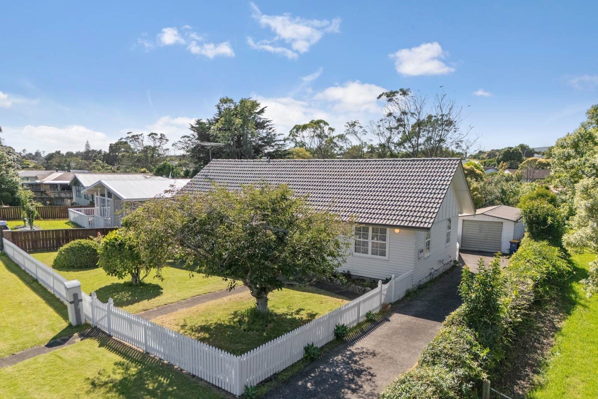 9 Riverpark Crescent, Henderson, Auckland - Carousel 2