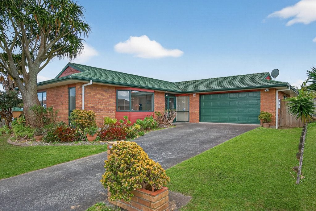 16 Newbegin Place, Weymouth, Auckland - Carousel 1